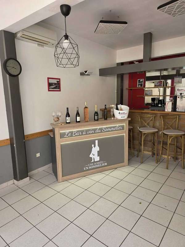 Le bar à vin mobile installé dans une salle de réception