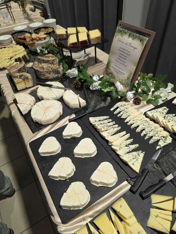 Sélection de fromages présentée en buffet lors d'un événement