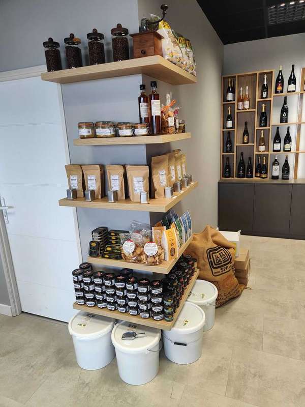 Le rayon épicerie fine de La Cave du Sommelier : café en grains, terrines et biscuits