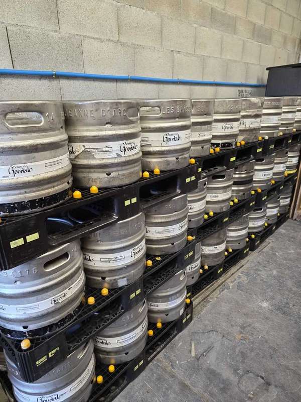 Fûts de bière Goudale prêts pour la location à La Cave du Sommelier