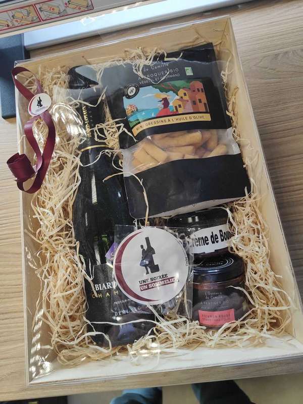 Panier garni avec champagne et produits fins