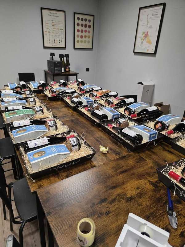 Paniers garnis alignés sur la table, prêts pour une commande d'entreprise