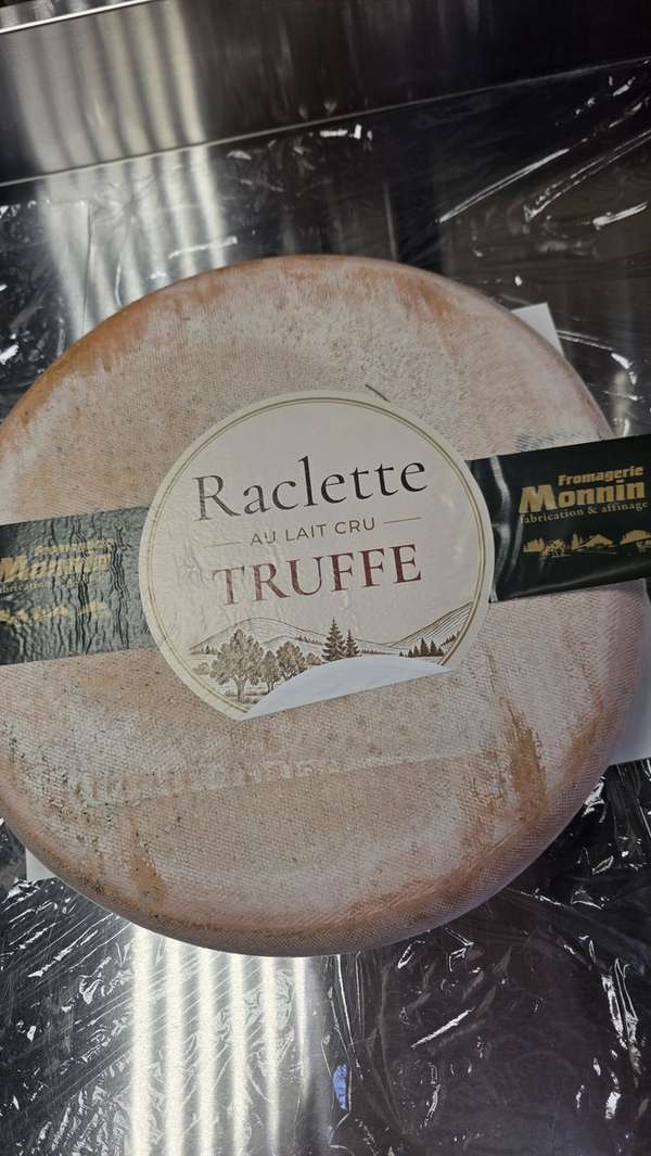 Meule de raclette au lait cru à la truffe