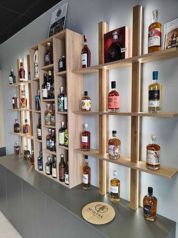 Le mur des rhums et whiskies de La Cave du Sommelier