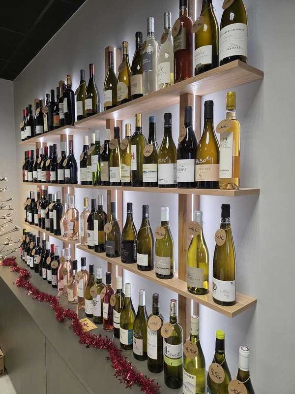 Le rayon vins de La Cave du Sommelier