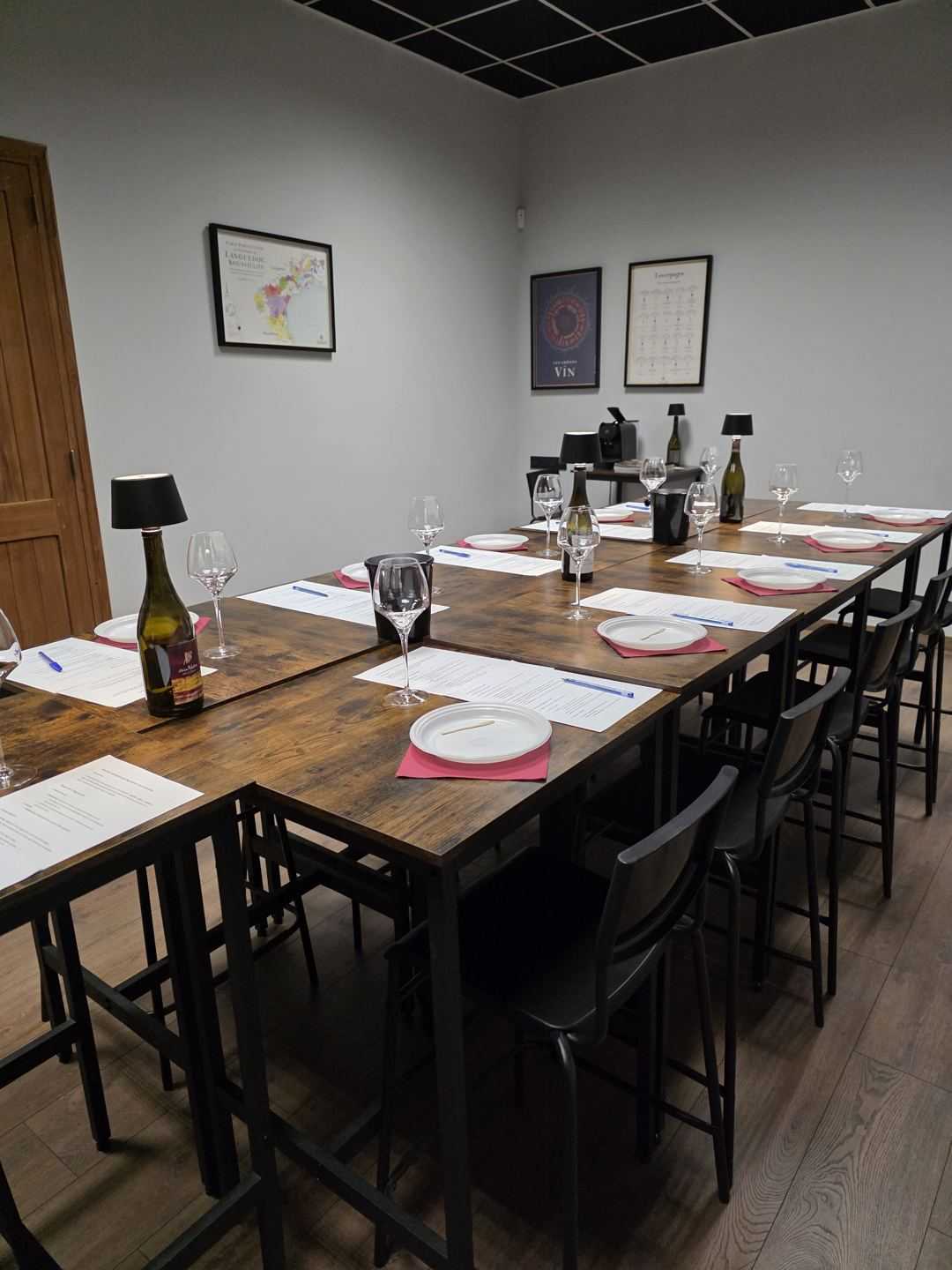 La salle des soirées dégustation, tables dressées