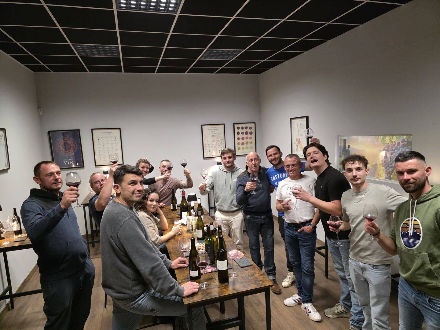 Un groupe d'amis trinque lors d'une soirée dégustation à la cave