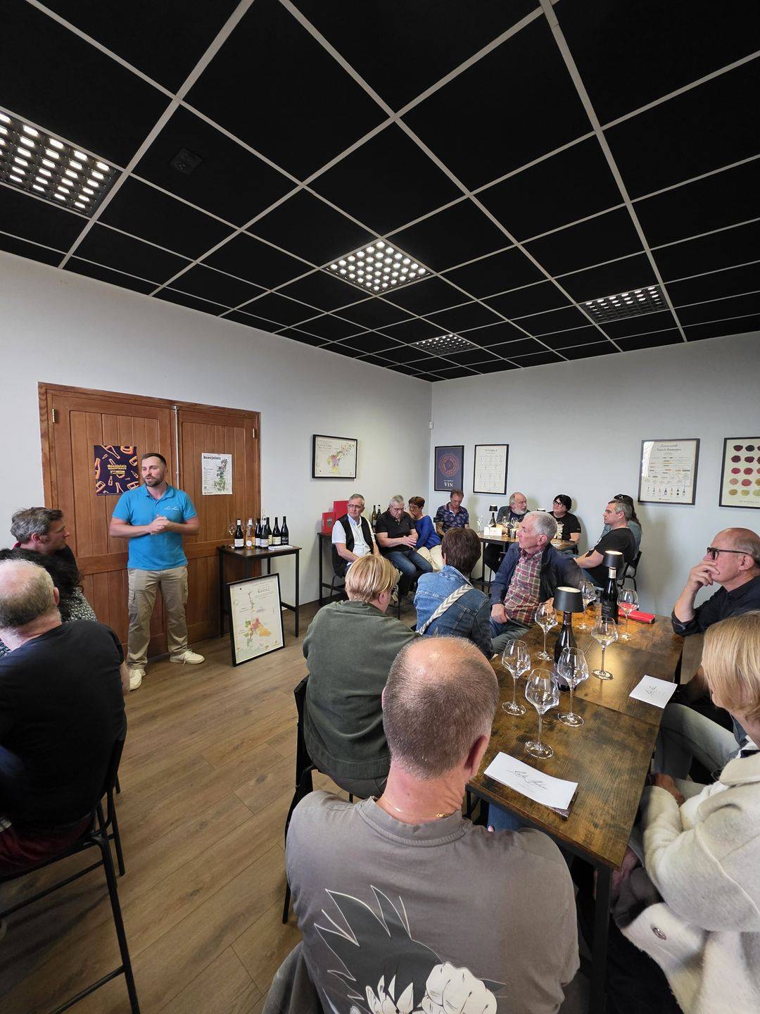 Soirée dégustation à la cave : présentation des vins devant le groupe