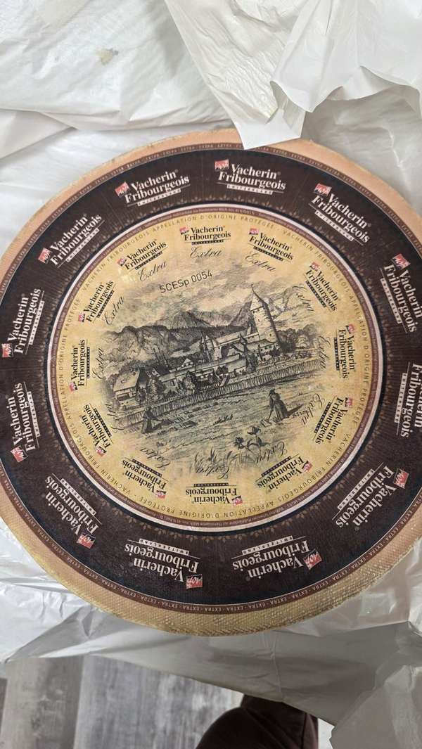 Meule de Vacherin fribourgeois AOP pour la fondue moitié-moitié