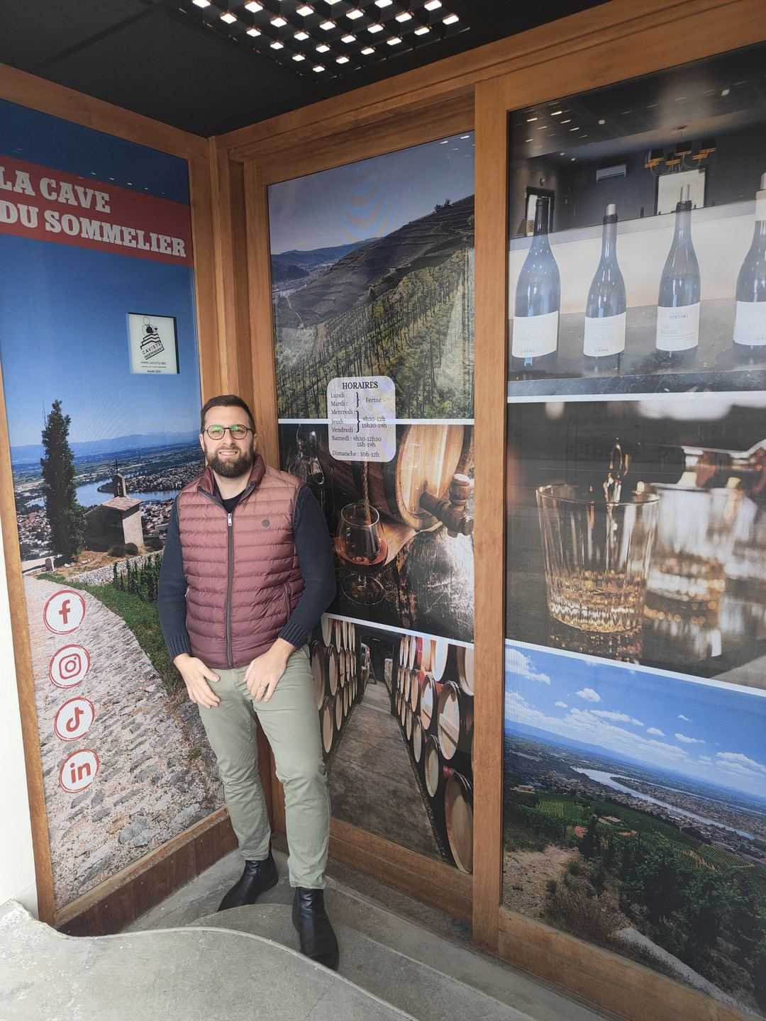 Yohan, votre sommelier, devant La Cave du Sommelier à Penol